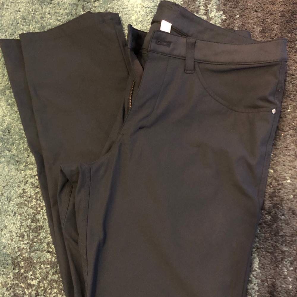 33” dark blue men’s Lululemon pants